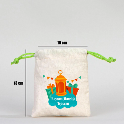 10x13 cm ölçülerinde, yeşil ipli pamuk bez bayram harçlık kesesi, fener ve hediye temalı “Bayram Harçlığı Kesem” yazılı tasarım