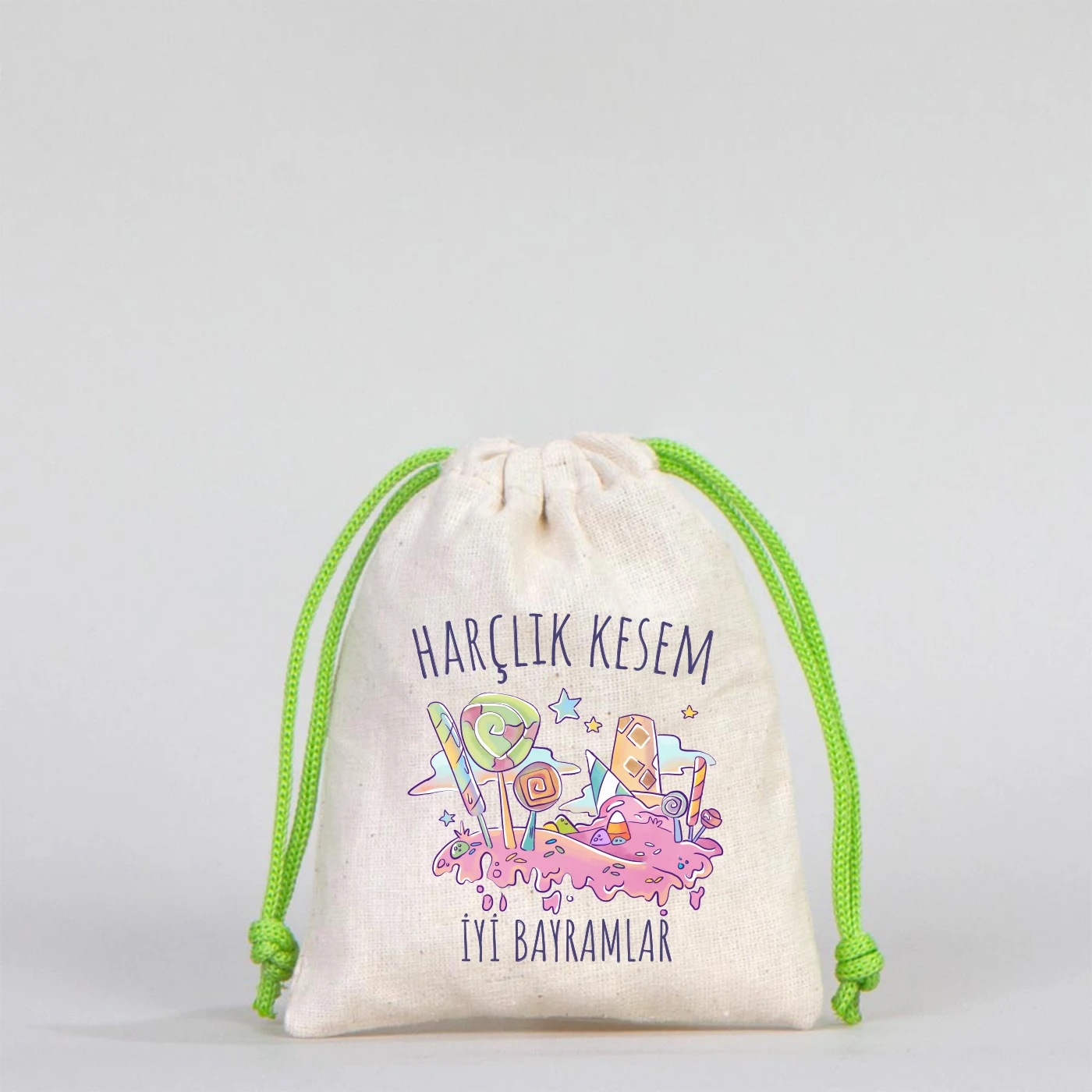 Yeşil büzgülü ipli pamuk bayram kesesi, renkli şeker desenli “Harçlık Kesem – İyi Bayramlar” yazılı model