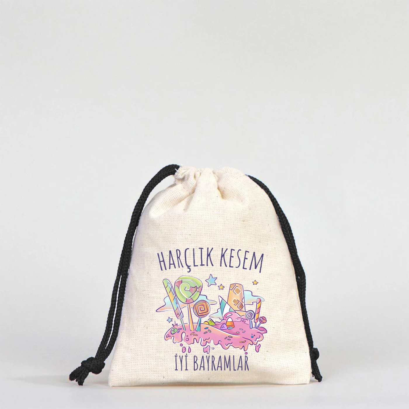 Siyah büzgülü ipli pamuk bez harçlık kesesi, şeker temalı desenli “Harçlık Kesem – İyi Bayramlar” yazılı çocuk bayram kesesi