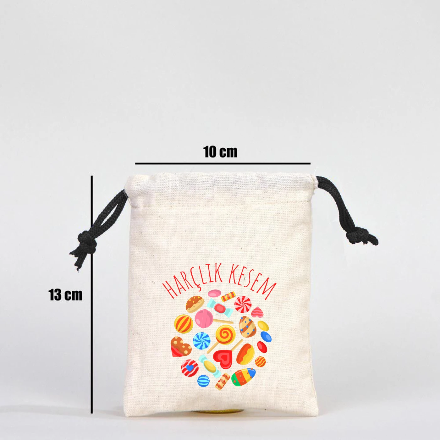 10x13 cm ölçülerinde, siyah renk ipli, pamuk kumaş bayram kesesi, renkli şeker desenli “Harçlık Kesem” yazılı model