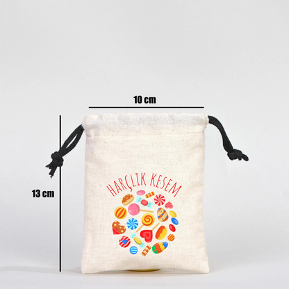 10x13 cm ölçülerinde, siyah renk ipli, pamuk kumaş bayram kesesi, renkli şeker desenli “Harçlık Kesem” yazılı model