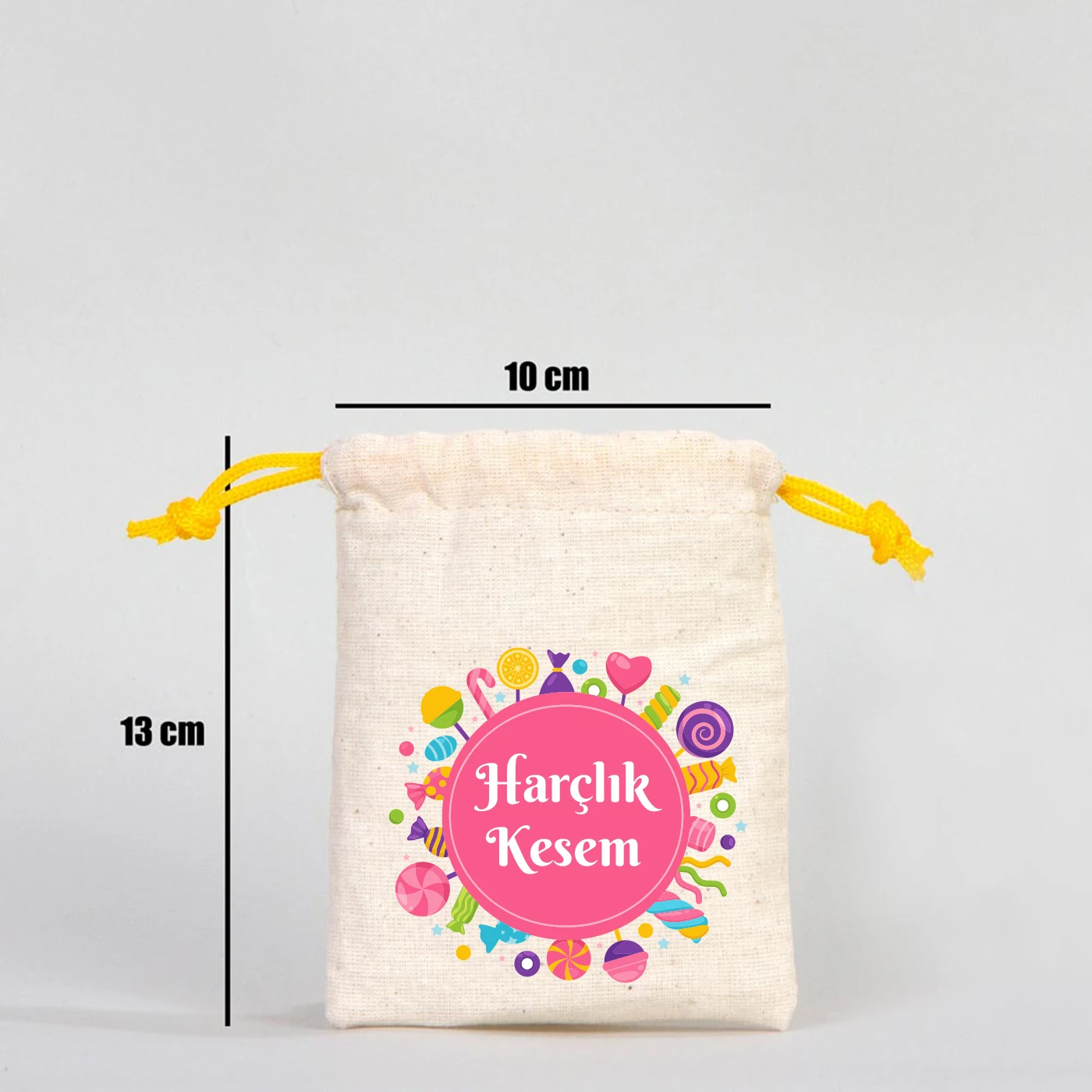 10x13 cm ölçülerinde, sarı renk ipli, pamuk kumaş bayram kesesi, şeker desenli “Harçlık Kesem” yazılı model