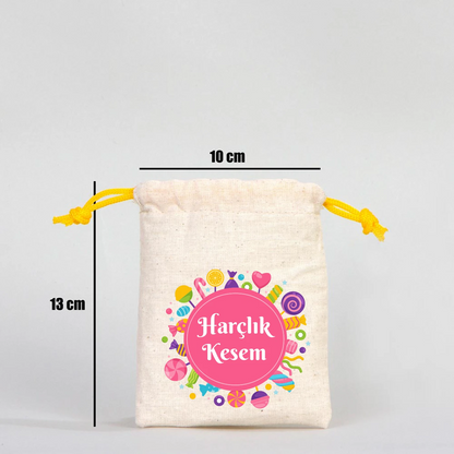 10x13 cm ölçülerinde, sarı renk ipli, pamuk kumaş bayram kesesi, şeker desenli “Harçlık Kesem” yazılı model