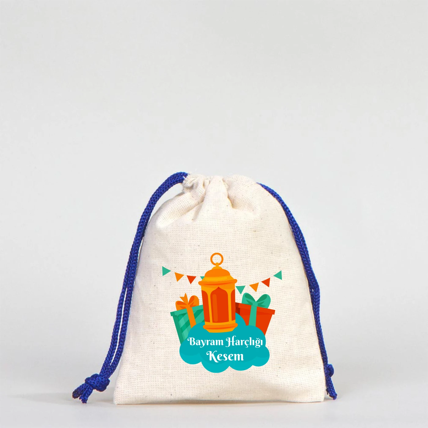Saks mavi ipli, pamuk bezden üretilmiş bayram harçlık kesesi, fener ve hediye desenli “Bayram Harçlığı Kesem” yazılı tasarım