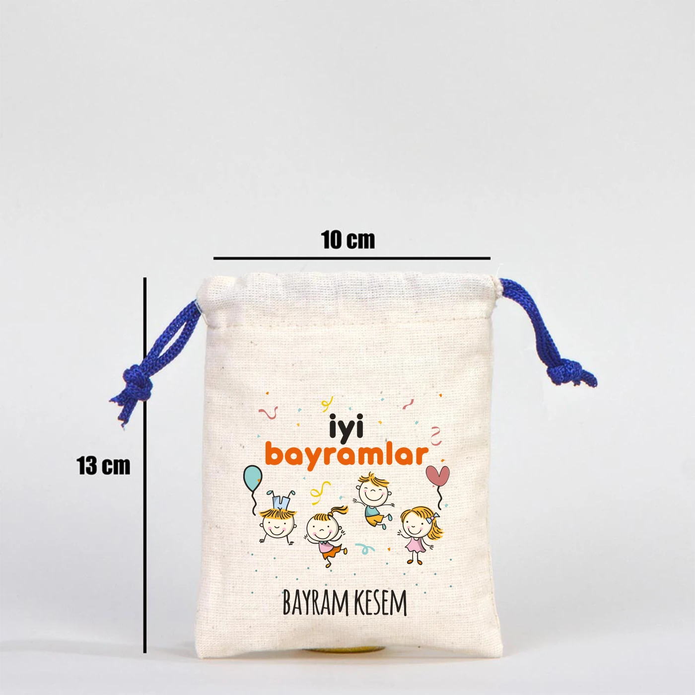10x13 cm ölçülerinde, saks mavi büzgülü ipli, pamuk kumaş bayram kesesi, çocuk figürlü “İyi Bayramlar – Bayram Kesem” yazılı model