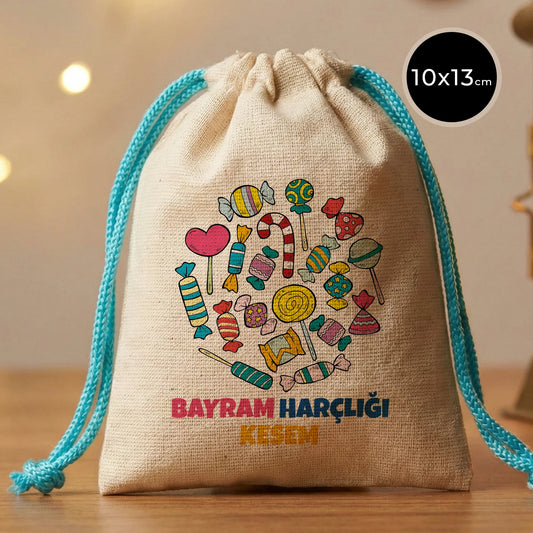 10x13 cm pamuk bez bayram kesesi, çocuk figürlü renkli baskı, “İyi Bayramlar” yazılı, turkuaz ip büzgülü harçlık kesesi