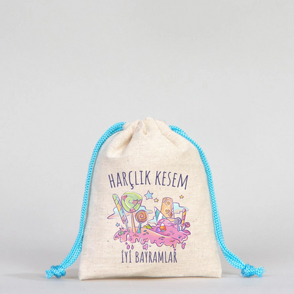 10x13 cm pamuk bez harçlık kesesi, şeker ve lolipop desenli, “Harçlık Kesem” yazılı, büzgülü ağızlı bayram kesesi