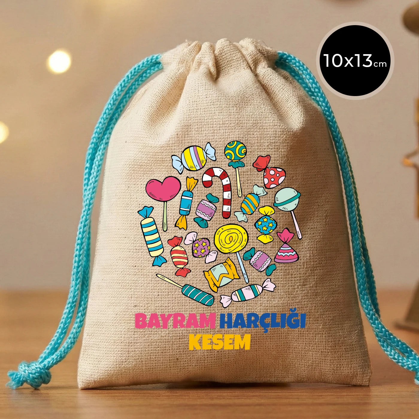 10x13 cm pamuk bez bayram kesesi, çocuk figürlü renkli baskı, “İyi Bayramlar” yazılı, siyah ip büzgülü harçlık kesesi
