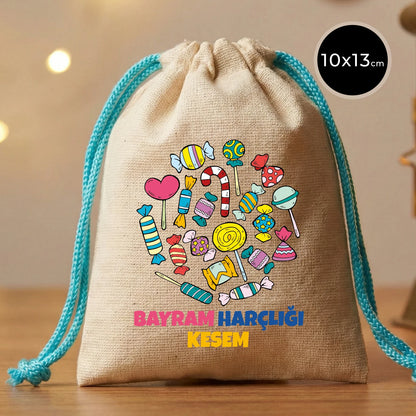 10x13 cm pamuk bez bayram kesesi, çocuk figürlü renkli baskı, “İyi Bayramlar” yazılı, siyah ip büzgülü harçlık kesesi
