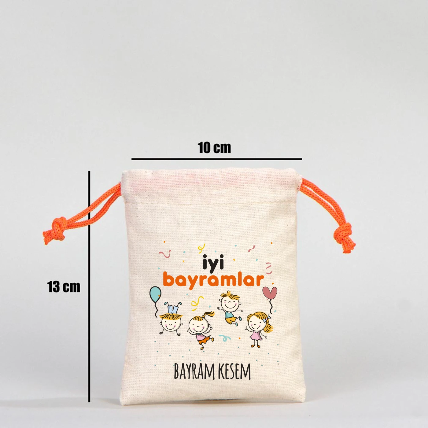 10x13 cm ölçülerinde, turuncu ipli pamuk bez bayram harçlık kesesi, çocuk figürlü “İyi Bayramlar – Bayram Kesem” yazılı tasarım