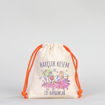 10x13 cm ölçülerinde, turuncu ipli pamuk bez bayram harçlık kesesi, çocuk figürlü “İyi Bayramlar – Bayram Kesem” yazılı tasarım