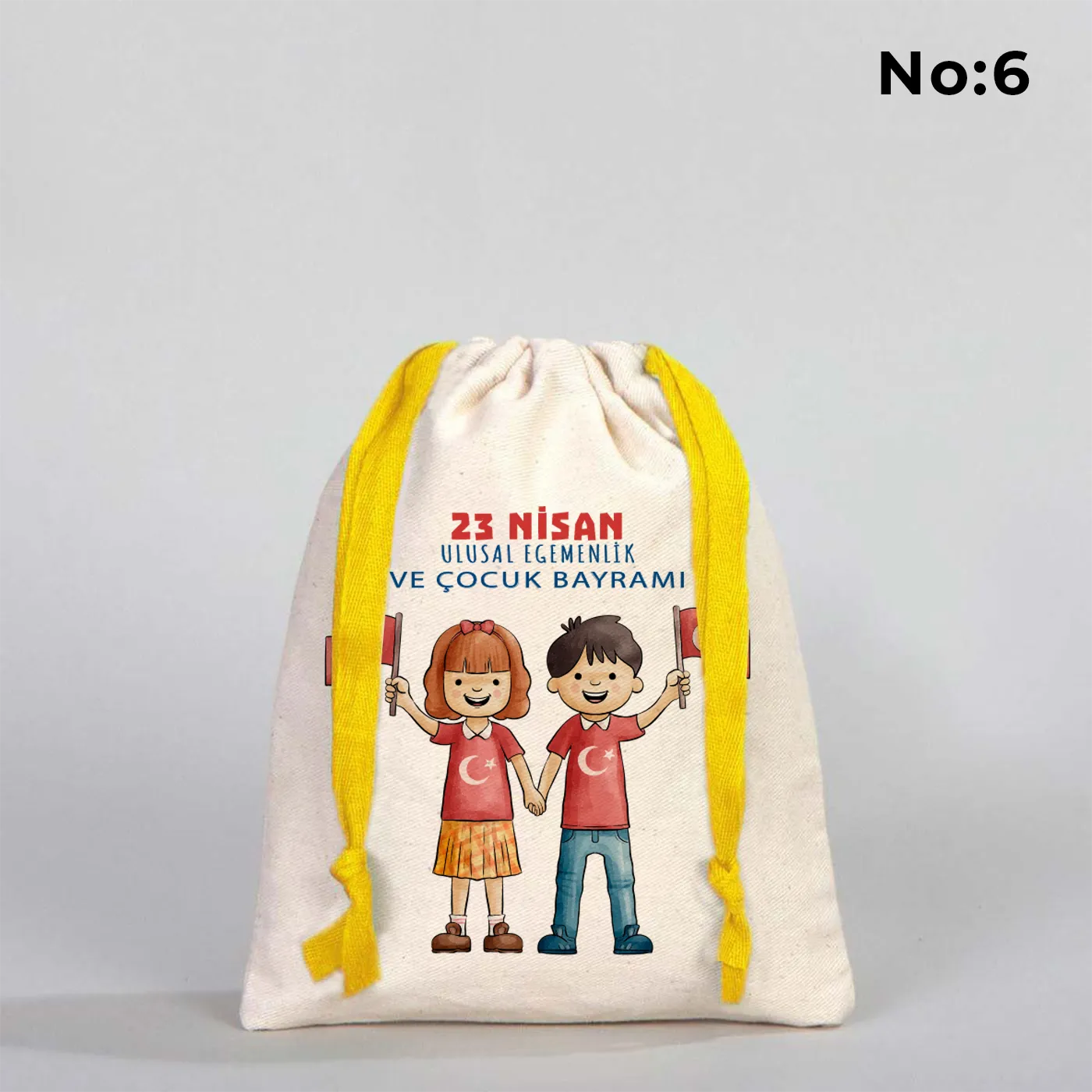 15x20 cm naturel renkli, sarı büzgü ipli bez kese üzerinde dünya figürü, renkli çocuk silüetleri ve “23 Nisan Ulusal Egemenlik ve Çocuk Bayramı Kutlu Olsun” yazılı baskı