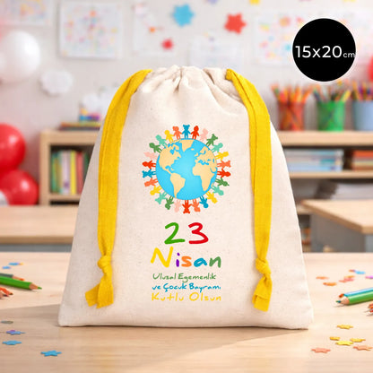 15x20 cm naturel renkli, sarı büzgü ipli bez kese üzerinde dünya figürü, renkli çocuk silüetleri ve “23 Nisan Ulusal Egemenlik ve Çocuk Bayramı Kutlu Olsun” yazılı baskı
