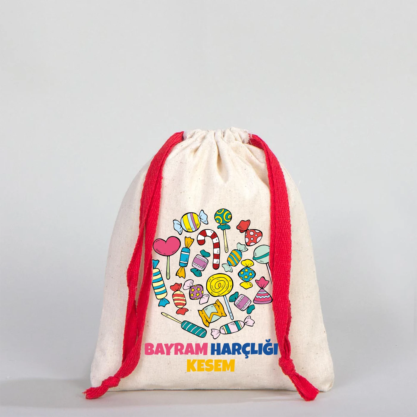 15x20 cm pamuk büzgülü bez harçlık kesesi, kırmızı ipli, renkli şeker illüstrasyonlu “Harçlık Kesem” baskılı ön görünüm.