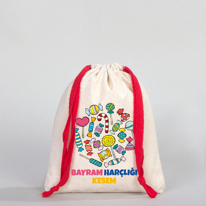 15x20 cm pamuk büzgülü bez harçlık kesesi, kırmızı ipli, renkli şeker illüstrasyonlu “Harçlık Kesem” baskılı ön görünüm.