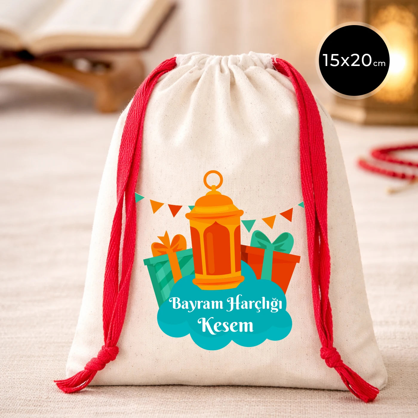 15x20 cm pamuk büzgülü bez kese ölçü görseli; ön yüzde şeker desenli baskı ve “Bayram Harçlığı Kesem” yazısı.
