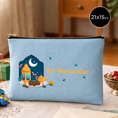 Bayram temalı 21x15 cm açık mavi kanvas fermuarlı clutch pouch; “İyi Bayramlar” yazılı, fener-ibrik ve ay motifli