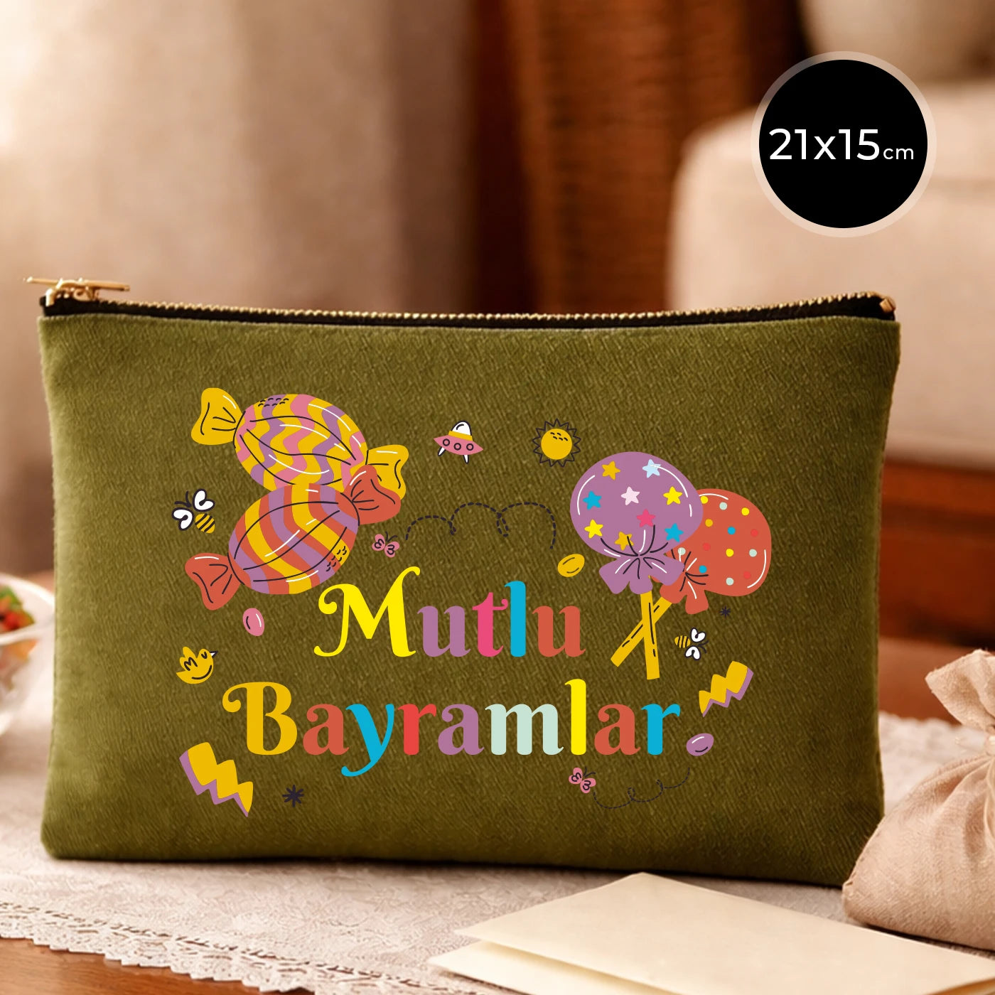 Haki kanvas 21x15 cm elde taşınabilir clutch, siyah fermuarlı, renkli Bayram tasarımlı “Mutlu Bayramlar” yazılı çanta