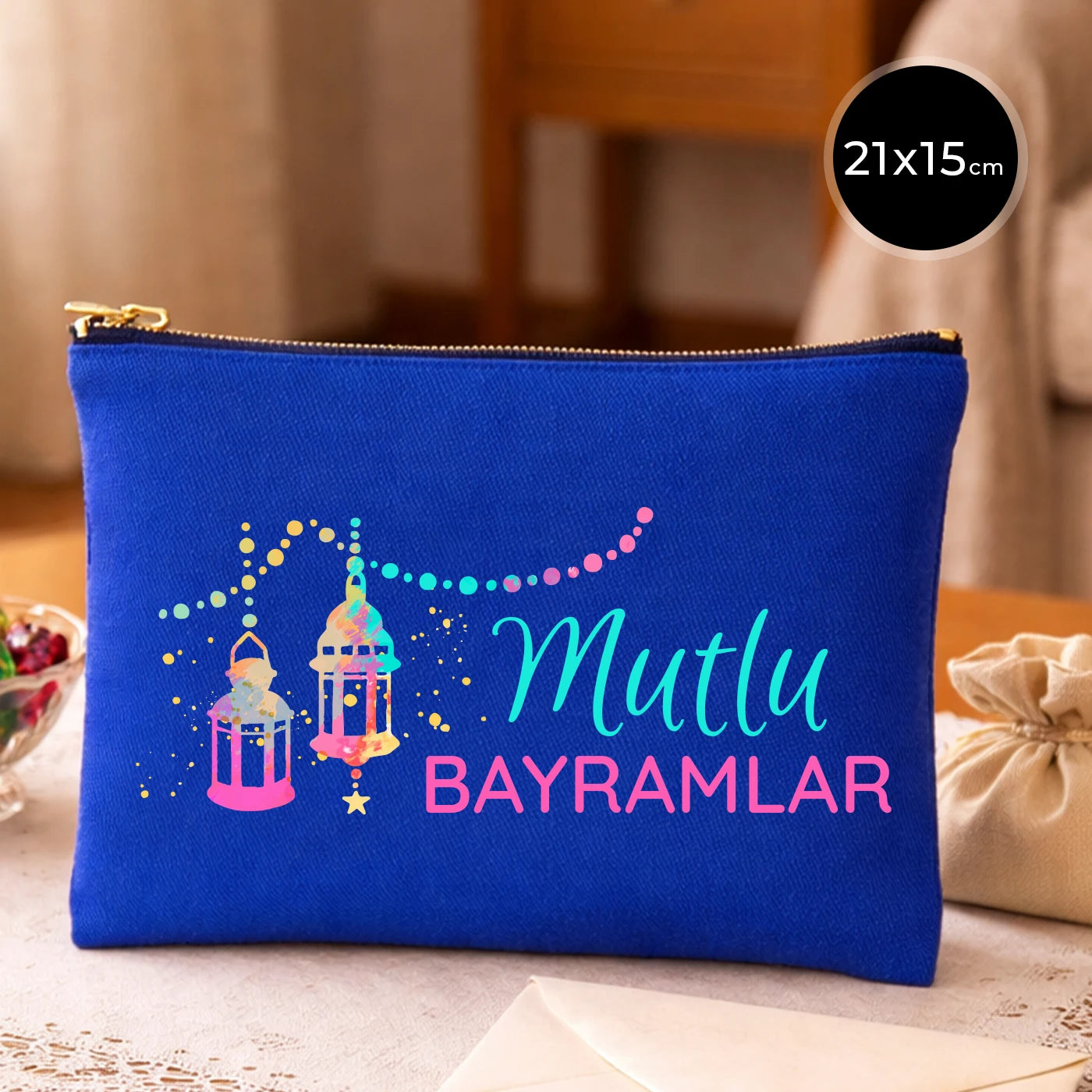 Saks mavisi kanvas 21x15 cm elde taşınabilir clutch, siyah fermuarlı, fener motifli “Mutlu Bayramlar” yazılı çanta