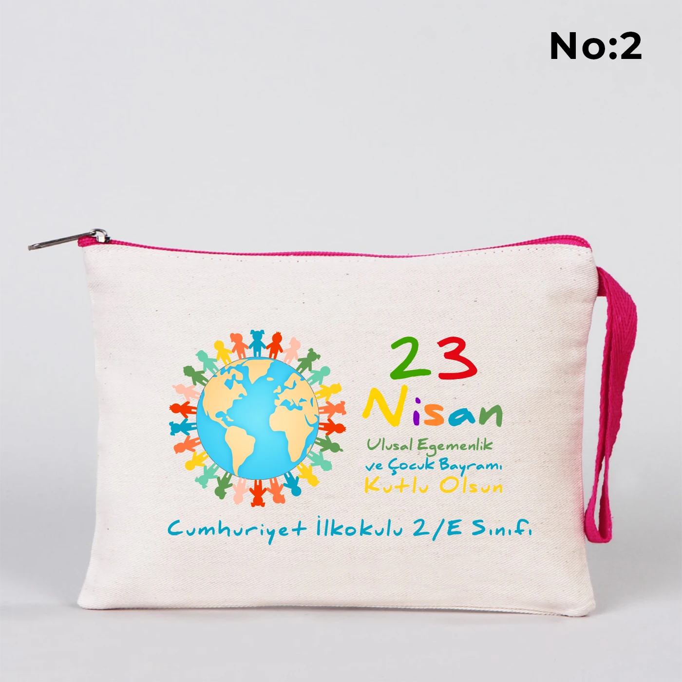 23 Nisan temalı 21x15 cm fermuarlı bez kalemlik üzerinde “23 Nisan Ulusal Egemenlik ve Çocuk Bayramı Kutlu Olsun” yazısı, ay ve yıldız üzerinde oturan iki çocuk illüstrasyonu ve okul - sınıf özelleştirilebilir alan.