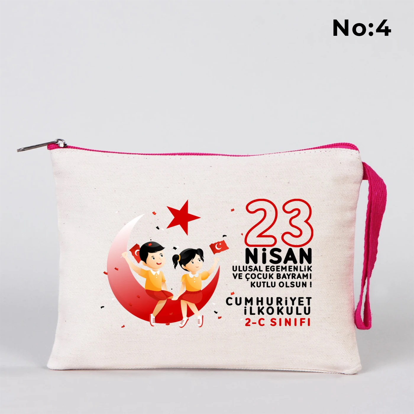 23 Nisan temalı 21x15 cm fermuarlı bez kalemlik üzerinde “23 Nisan Ulusal Egemenlik ve Çocuk Bayramı Kutlu Olsun” yazısı, ay ve yıldız üzerinde oturan iki çocuk illüstrasyonu ve okul - sınıf özelleştirilebilir alan.