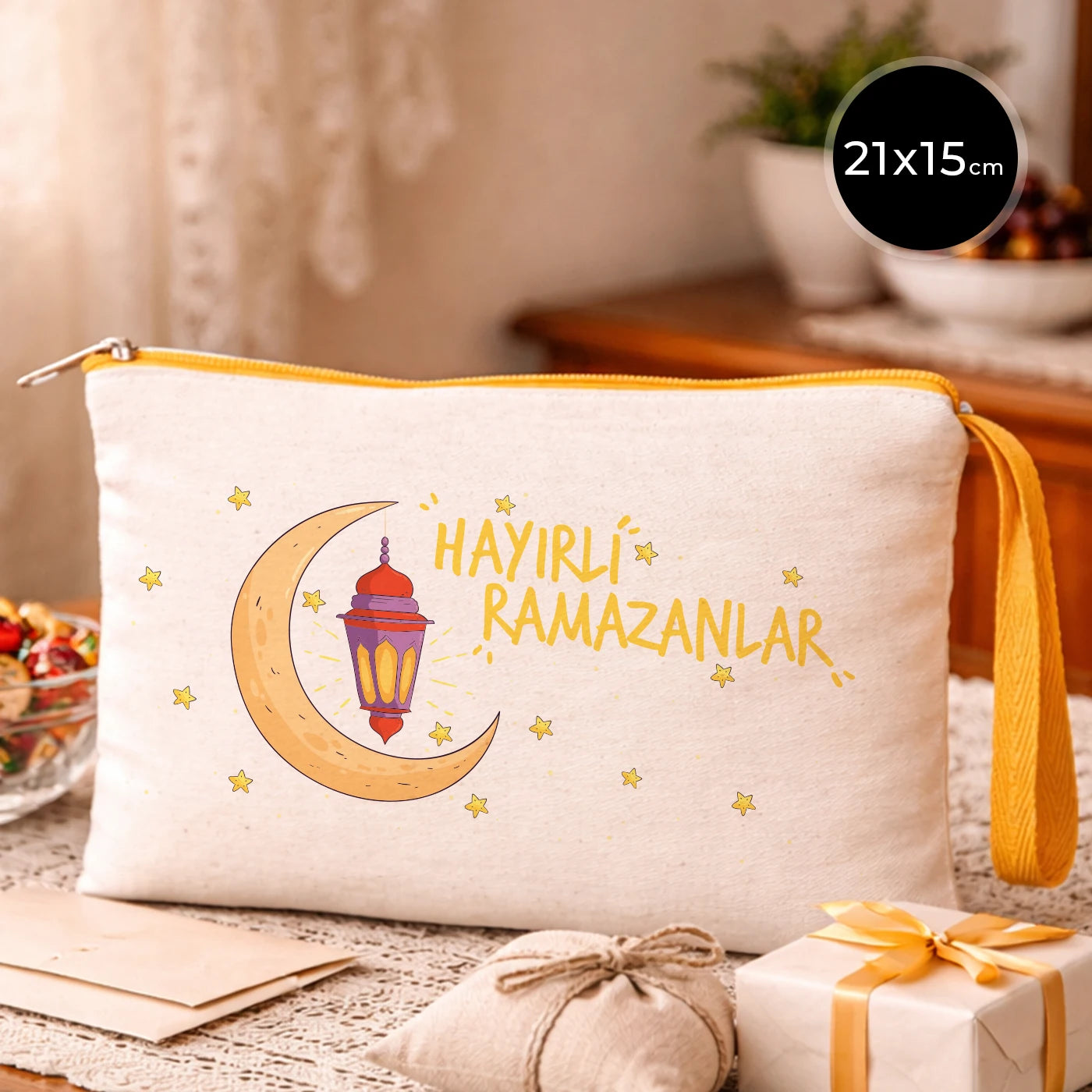 Ramazan temalı 21x15 cm kanvas fermuarlı clutch pouch; sarı detaylı, “Hayırlı Ramazanlar” yazılı hilal-fener ve yıldız motifli