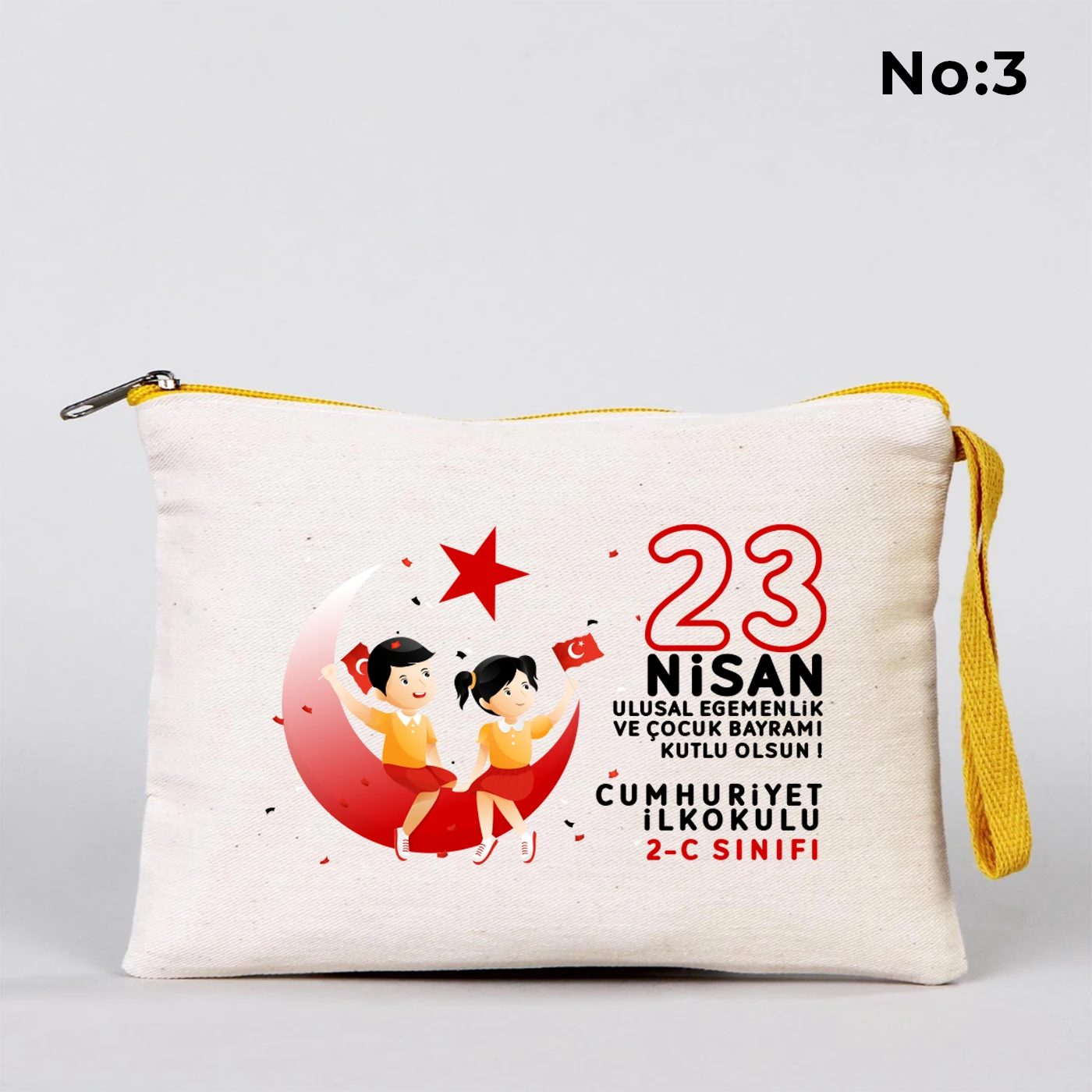 23 Nisan temalı 21x15 cm fermuarlı bez kalemlik üzerinde dünya etrafında el ele çocuk figürleri, “23 Nisan Ulusal Egemenlik ve Çocuk Bayramı Kutlu Olsun” yazısı ve okul - sınıf özelleştirilebilir alan.