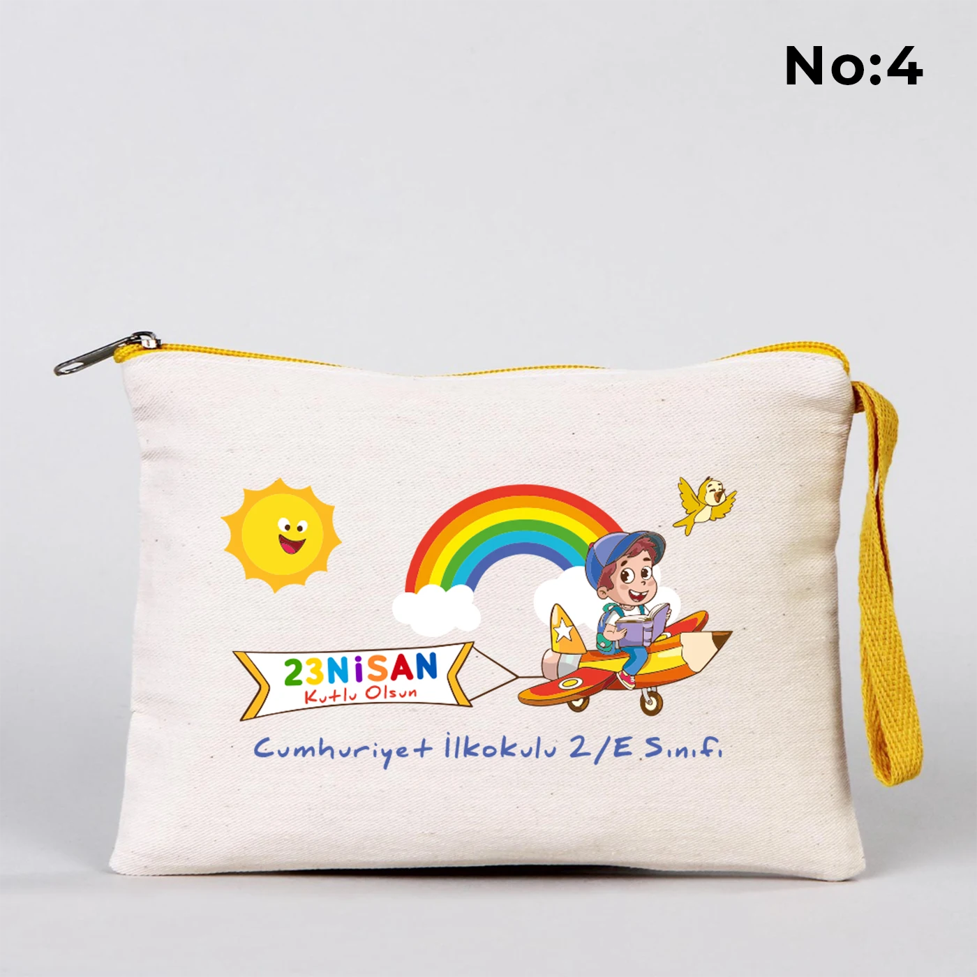 23 Nisan temalı 21x15 cm fermuarlı bez kalemlik üzerinde dünya etrafında el ele çocuk figürleri, “23 Nisan Ulusal Egemenlik ve Çocuk Bayramı Kutlu Olsun” yazısı ve okul - sınıf özelleştirilebilir alan.