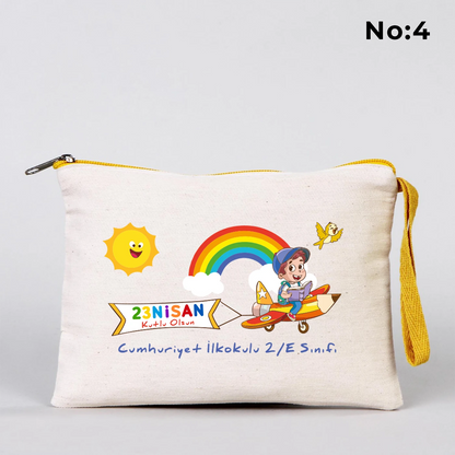 23 Nisan temalı 21x15 cm fermuarlı bez kalemlik üzerinde dünya etrafında el ele çocuk figürleri, “23 Nisan Ulusal Egemenlik ve Çocuk Bayramı Kutlu Olsun” yazısı ve okul - sınıf özelleştirilebilir alan.