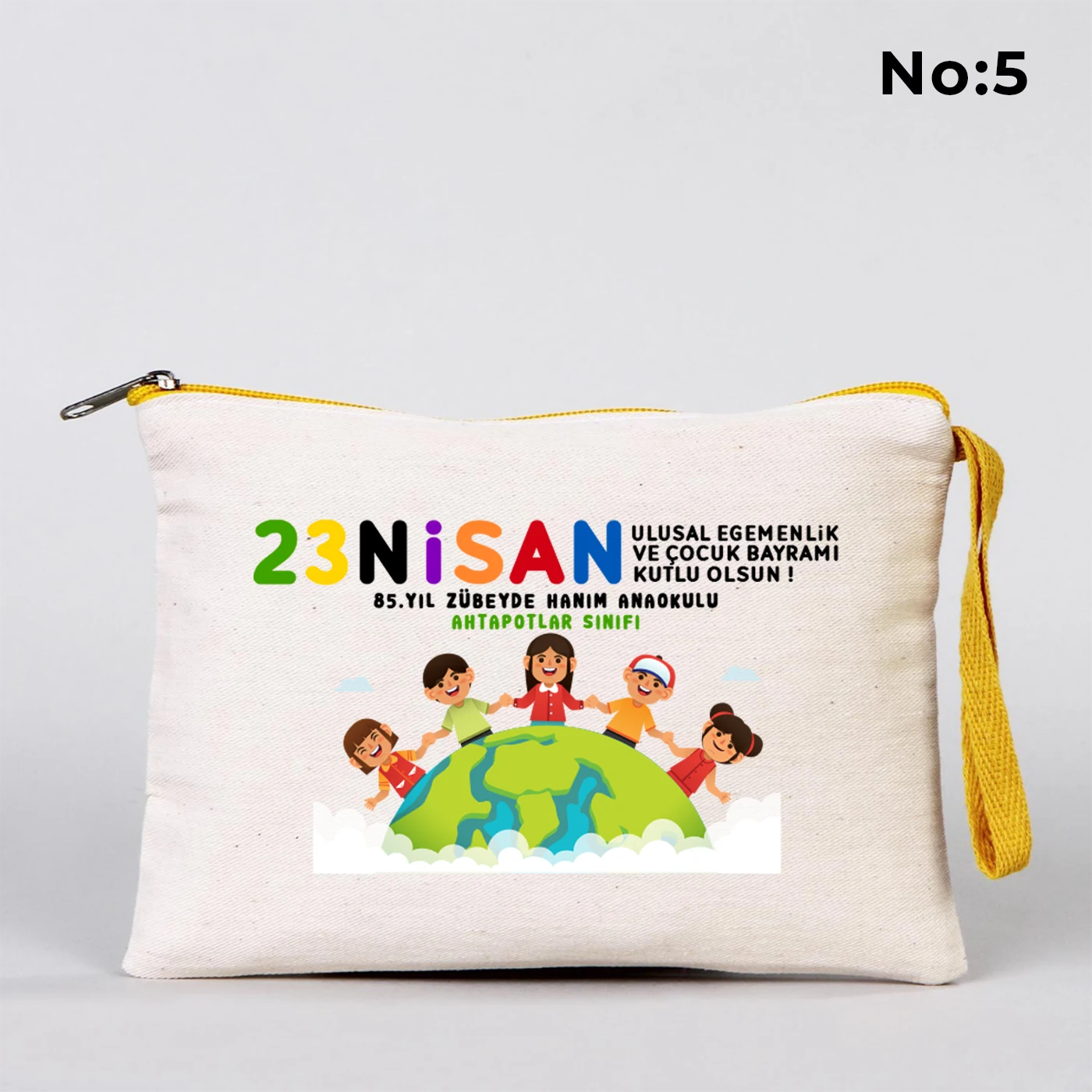 23 Nisan temalı 21x15 cm fermuarlı bez kalemlik üzerinde dünya etrafında el ele çocuk figürleri, “23 Nisan Ulusal Egemenlik ve Çocuk Bayramı Kutlu Olsun” yazısı ve okul - sınıf özelleştirilebilir alan.