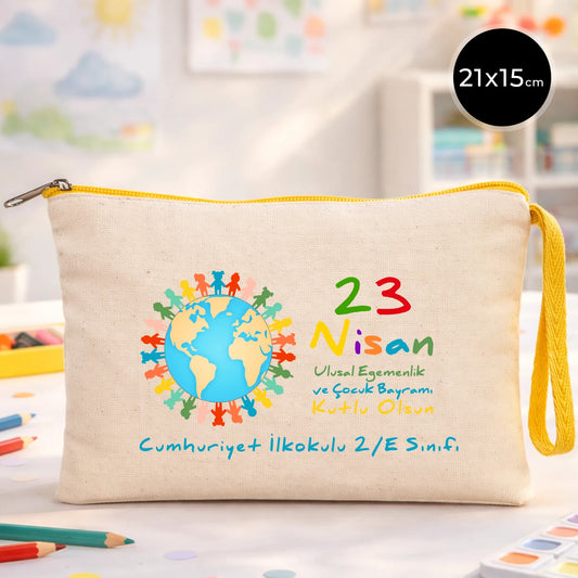 23 Nisan temalı 21x15 cm fermuarlı bez kalemlik üzerinde dünya etrafında el ele çocuk figürleri, “23 Nisan Ulusal Egemenlik ve Çocuk Bayramı Kutlu Olsun” yazısı ve okul - sınıf özelleştirilebilir alan.