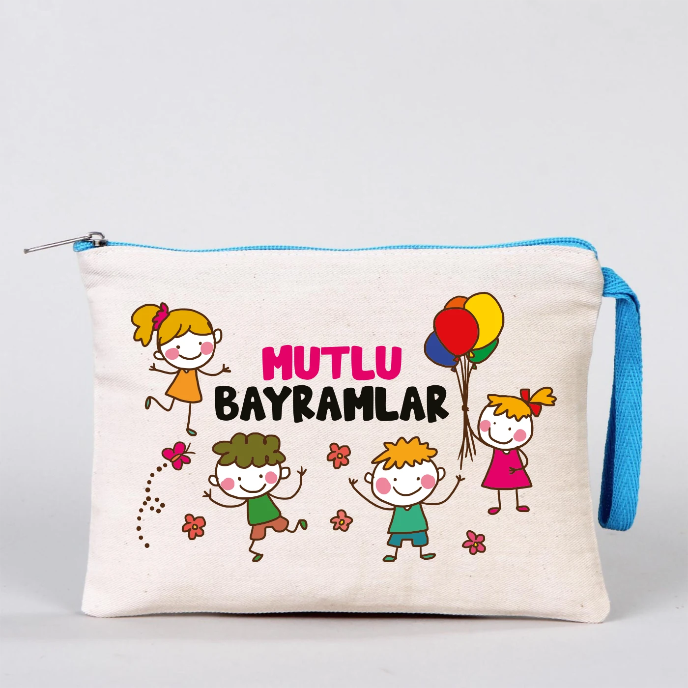 Krem kanvas 21x15 cm elde taşınabilir clutch, turkuaz fermuarlı, “Mutlu Bayramlar” yazısı ve şeker motifleri bulunan Bayram hediyelik çanta.