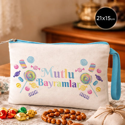 Krem kanvas 21x15 cm elde taşınabilir clutch, turkuaz fermuarlı, “Mutlu Bayramlar” yazısı ve şeker motifleri bulunan Bayram hediyelik çanta