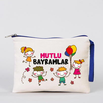21x15 cm krem renk kanvas clutch çanta; lacivert fermuar ve lacivert bilek askısı detaylı. Ön yüzünde renkli “Mutlu Bayramlar” yazısı, şeker ve balon illüstrasyonları yer alıyor. Ürün Bayram hediyesi ve harçlık/şeker sunumu için uygun, içi fermuarlı çok amaçlı küçük çanta.
