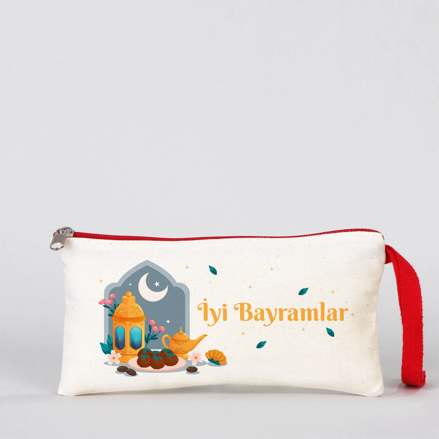 Minimal tasarımlı Ramazan temalı bez kalemlik, 21x10 cm ölçülerinde, ay ve yıldız desenli, “Hayırlı Ramazanlar” yazılı fermuarlı clutch