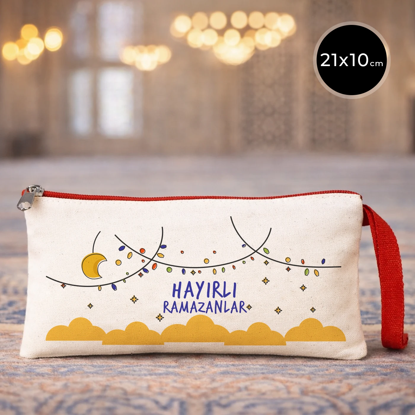 Ramazan temalı 21x10 cm gabardin kumaş kalemlik, renkli fermuarlı, üzerinde ay ve ışık süsleri ile “Hayırlı Ramazanlar” yazılı bez clutch çanta