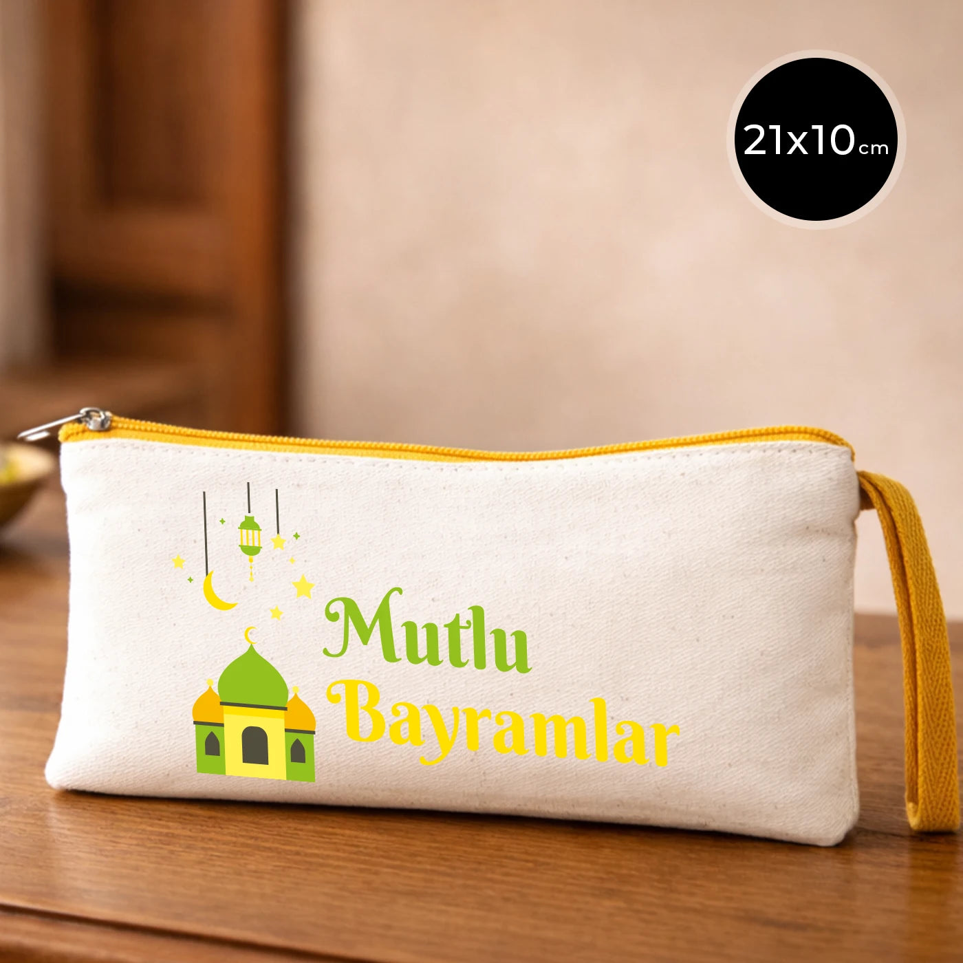 Bayram temalı 21x10 cm kanvas fermuarlı kalem çantası, sarı fermuar, “Mutlu Bayramlar” yazılı cami ve yıldız motifli