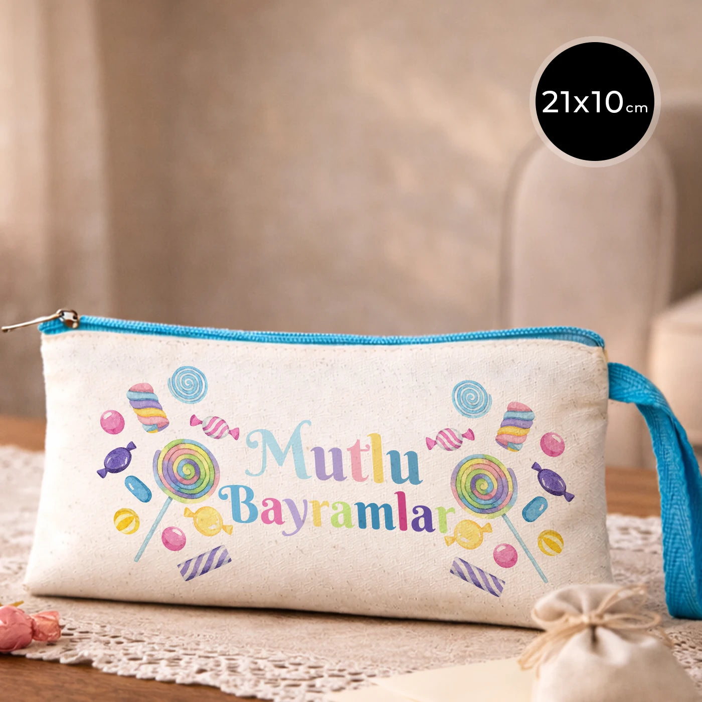 Bayram temalı 21x10 cm kanvas fermuarlı kalem çantası, turkuaz fermuar, renkli şeker motifli “Mutlu Bayramlar” yazılı