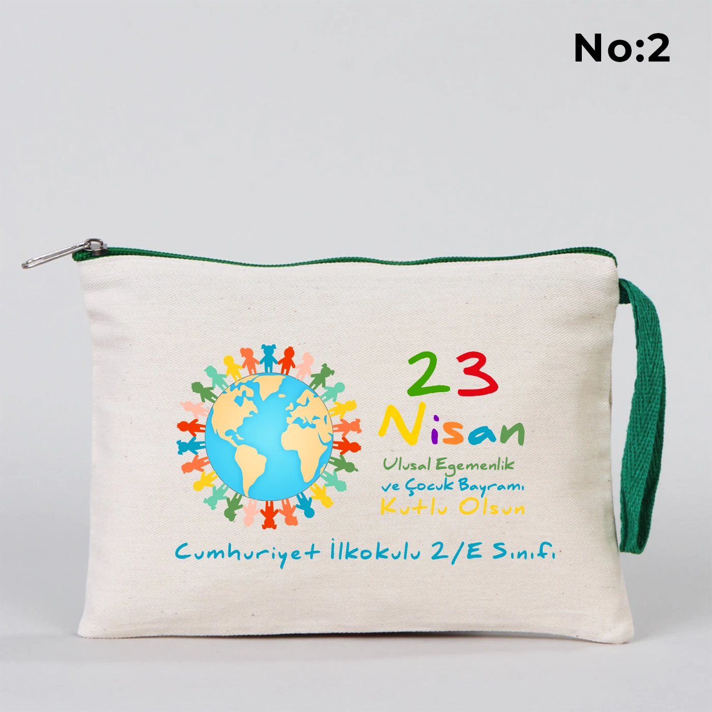 23 Nisan temalı 21x15 cm fermuarlı bez kalemlik üzerinde gökkuşağı, güneş ve uçaklı çocuk illüstrasyonu ile “23 Nisan Kutlu Olsun” yazısı ve okul - sınıf özelleştirilebilir alan.