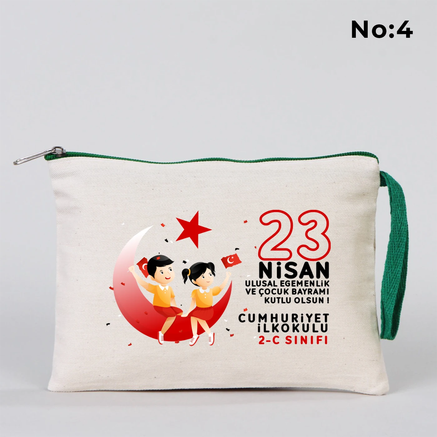 23 Nisan temalı 21x15 cm fermuarlı bez kalemlik üzerinde gökkuşağı, güneş ve uçaklı çocuk illüstrasyonu ile “23 Nisan Kutlu Olsun” yazısı ve okul - sınıf özelleştirilebilir alan.
