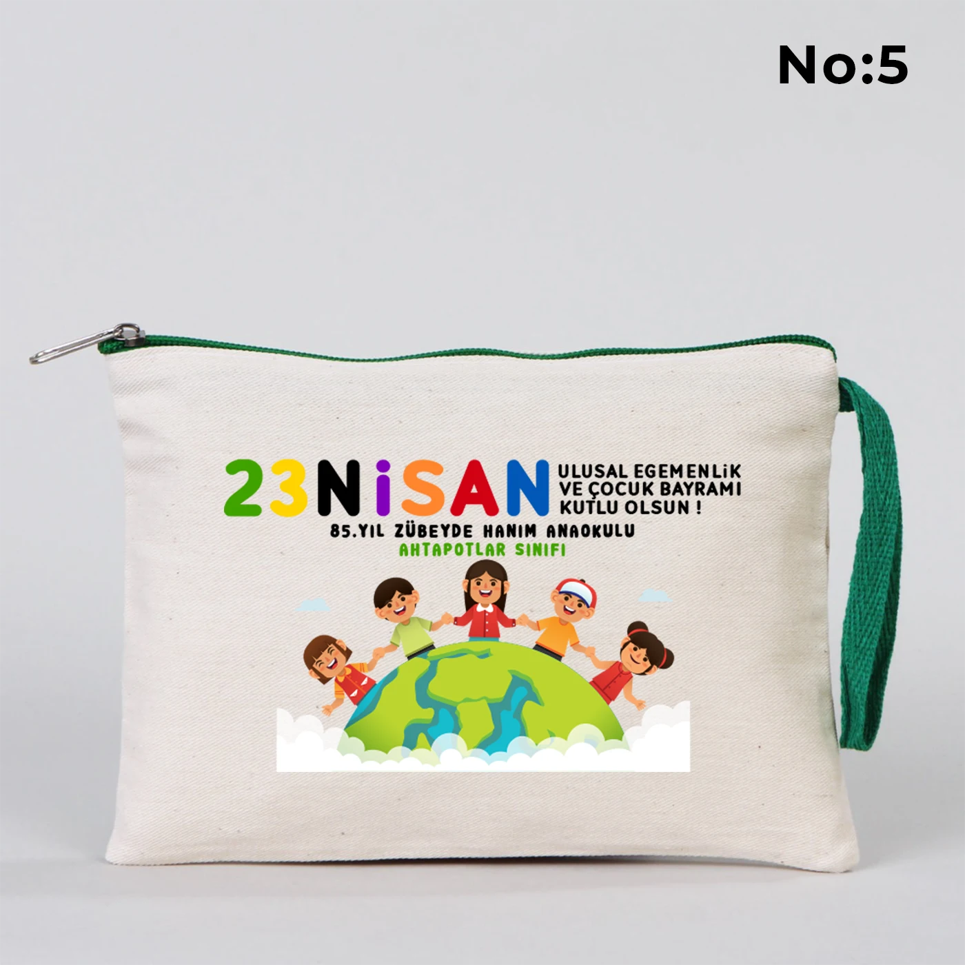 23 Nisan temalı 21x15 cm fermuarlı bez kalemlik üzerinde gökkuşağı, güneş ve uçaklı çocuk illüstrasyonu ile “23 Nisan Kutlu Olsun” yazısı ve okul - sınıf özelleştirilebilir alan.