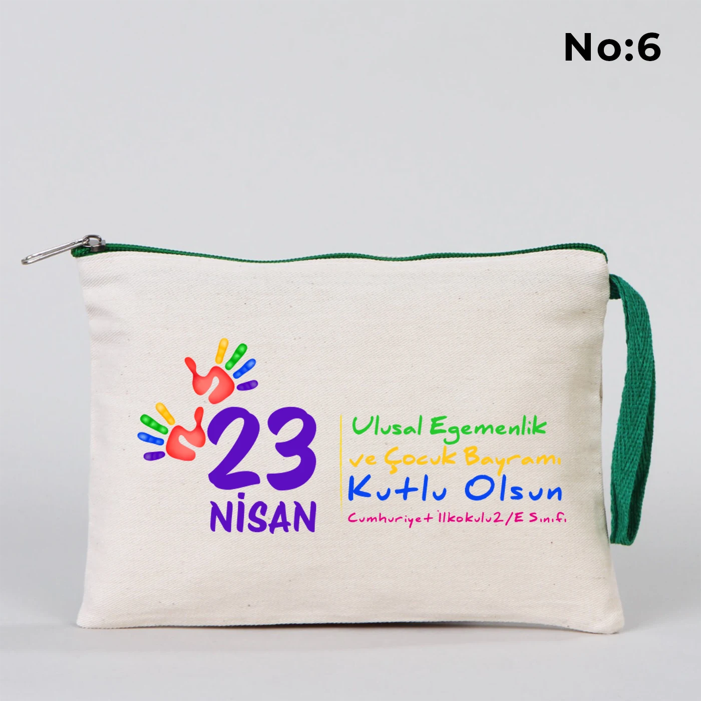 23 Nisan temalı 21x15 cm fermuarlı bez kalemlik üzerinde gökkuşağı, güneş ve uçaklı çocuk illüstrasyonu ile “23 Nisan Kutlu Olsun” yazısı ve okul - sınıf özelleştirilebilir alan.