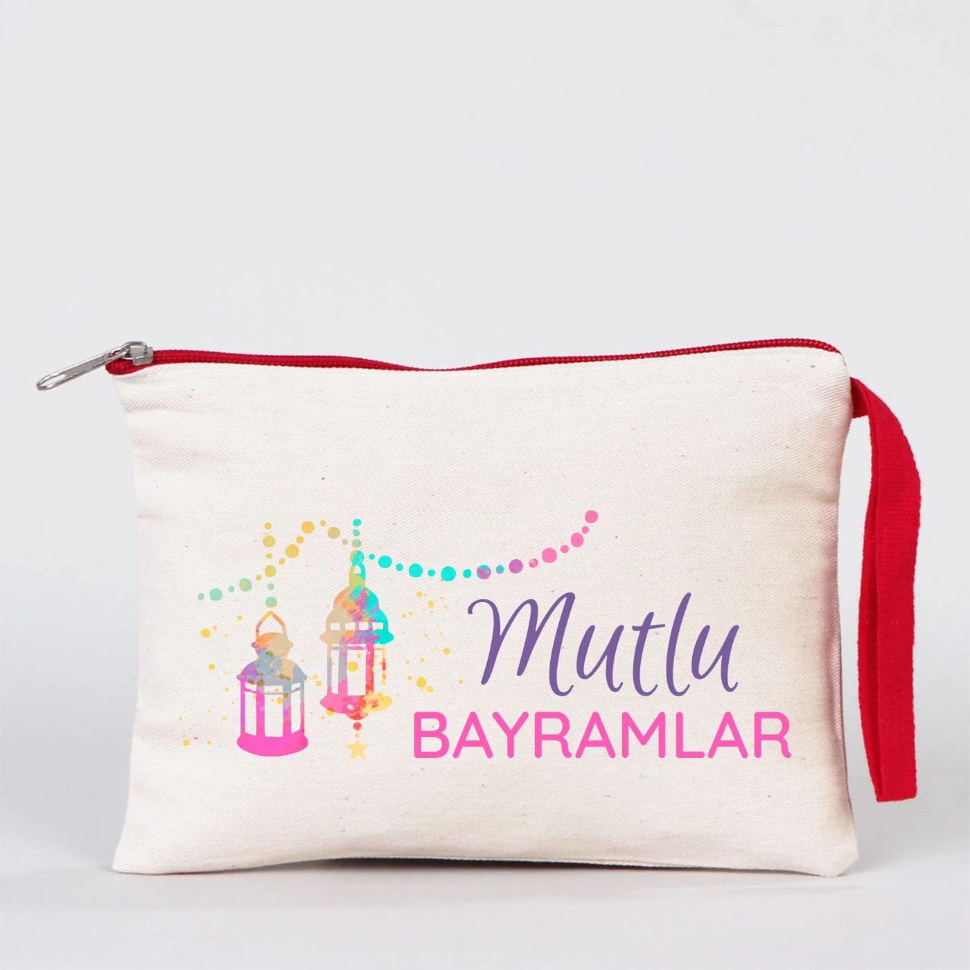21x15 cm krem kanvas clutch çanta, kırmızı fermuar ve askılı, fener ve Bayram tatlıları desenli “İyi Bayramlar” baskılı.