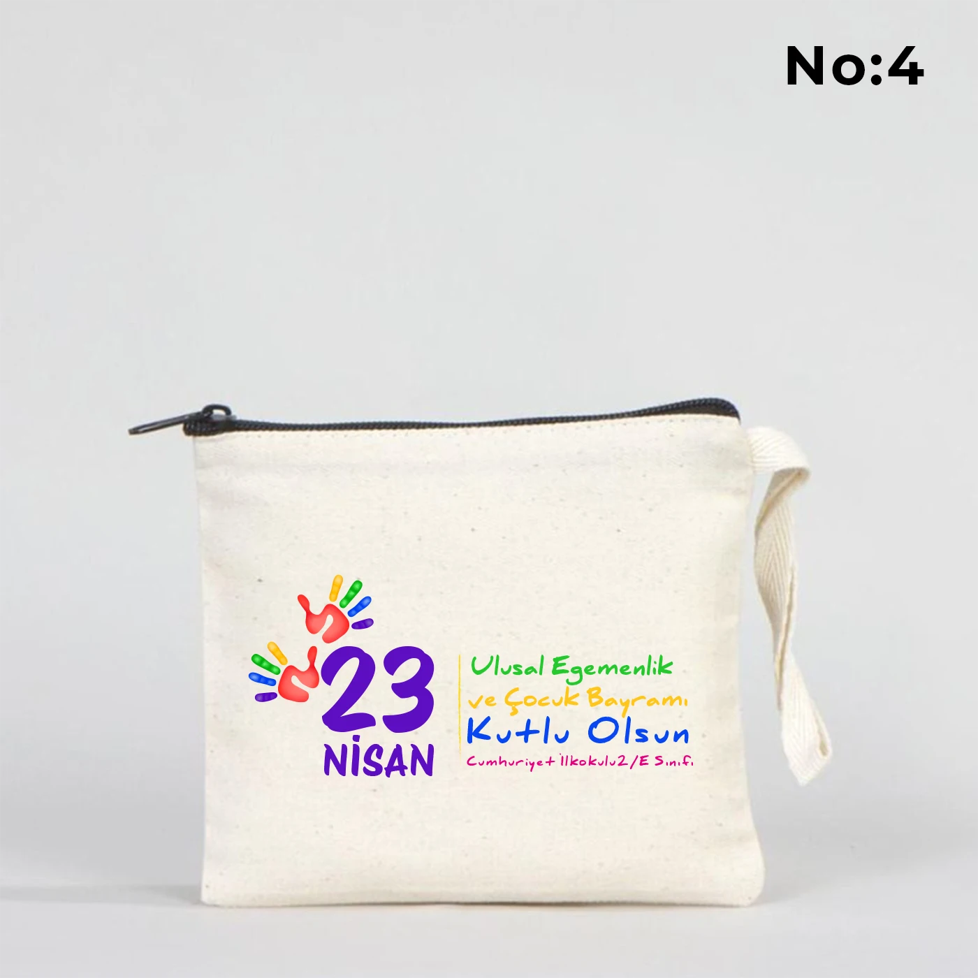 23 Nisan temalı 15x13 cm fermuarlı bez kalemlik üzerinde “23 Nisan Kutlu Olsun” yazısı, balonlu iki çocuk illüstrasyonu ve okul - sınıf özelleştirilebilir alan.