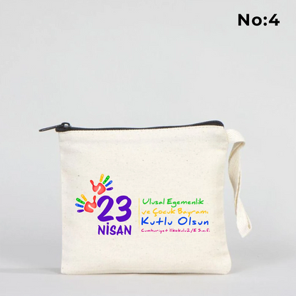23 Nisan temalı 15x13 cm fermuarlı bez kalemlik üzerinde “23 Nisan Kutlu Olsun” yazısı, balonlu iki çocuk illüstrasyonu ve okul - sınıf özelleştirilebilir alan.