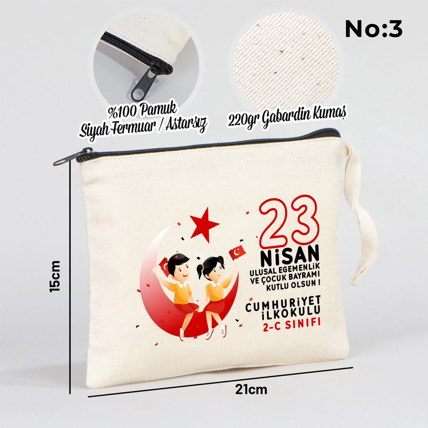 21x15 cm ölçülü, krem renkli fermuarlı kumaş kalemlik üzerinde “23 Nisan Kutlu Olsun” yazısı, balon tutan iki çocuk illüstrasyonu ve sınıf temalı arka plan
