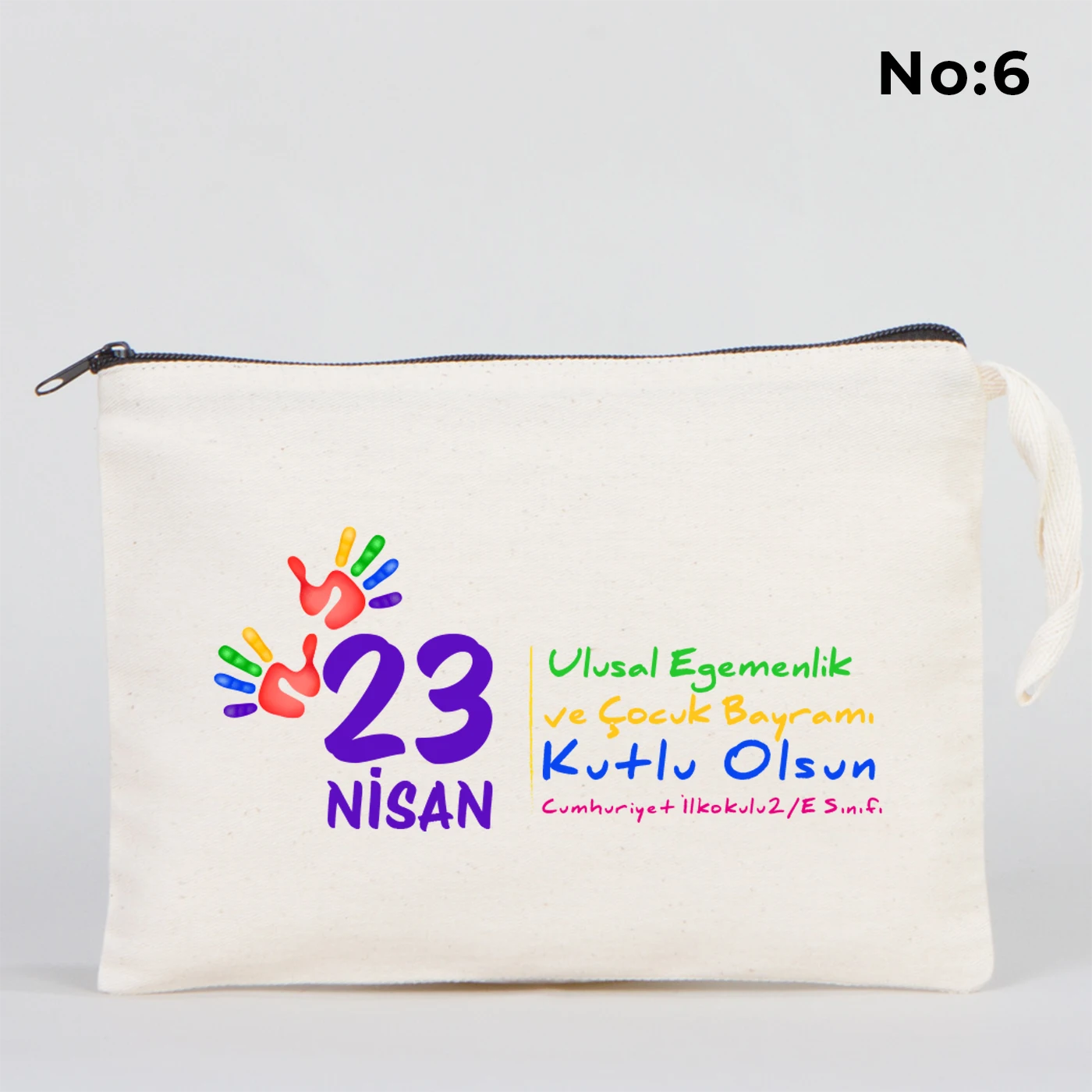 25x18 cm krem renkli fermuarlı kumaş kalemlik üzerinde 23 Nisan Ulusal Egemenlik ve Çocuk Bayramı baskısı, ay yıldız üzerinde oturan iki çocuk illüstrasyonu ve sınıf temalı arka plan