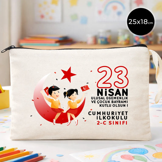 25x18 cm krem renkli fermuarlı kumaş kalemlik üzerinde 23 Nisan Ulusal Egemenlik ve Çocuk Bayramı baskısı, ay yıldız üzerinde oturan iki çocuk illüstrasyonu ve sınıf temalı arka plan