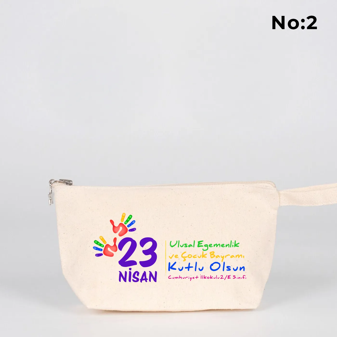 22x12x5 cm krem renkli fermuarlı kumaş kalemlik üzerinde yıldız fermuar ucu detayı, dünya figürü, renkli çocuk silüetleri ve “23 Nisan Ulusal Egemenlik ve Çocuk Bayramı Kutlu Olsun” yazılı baskı