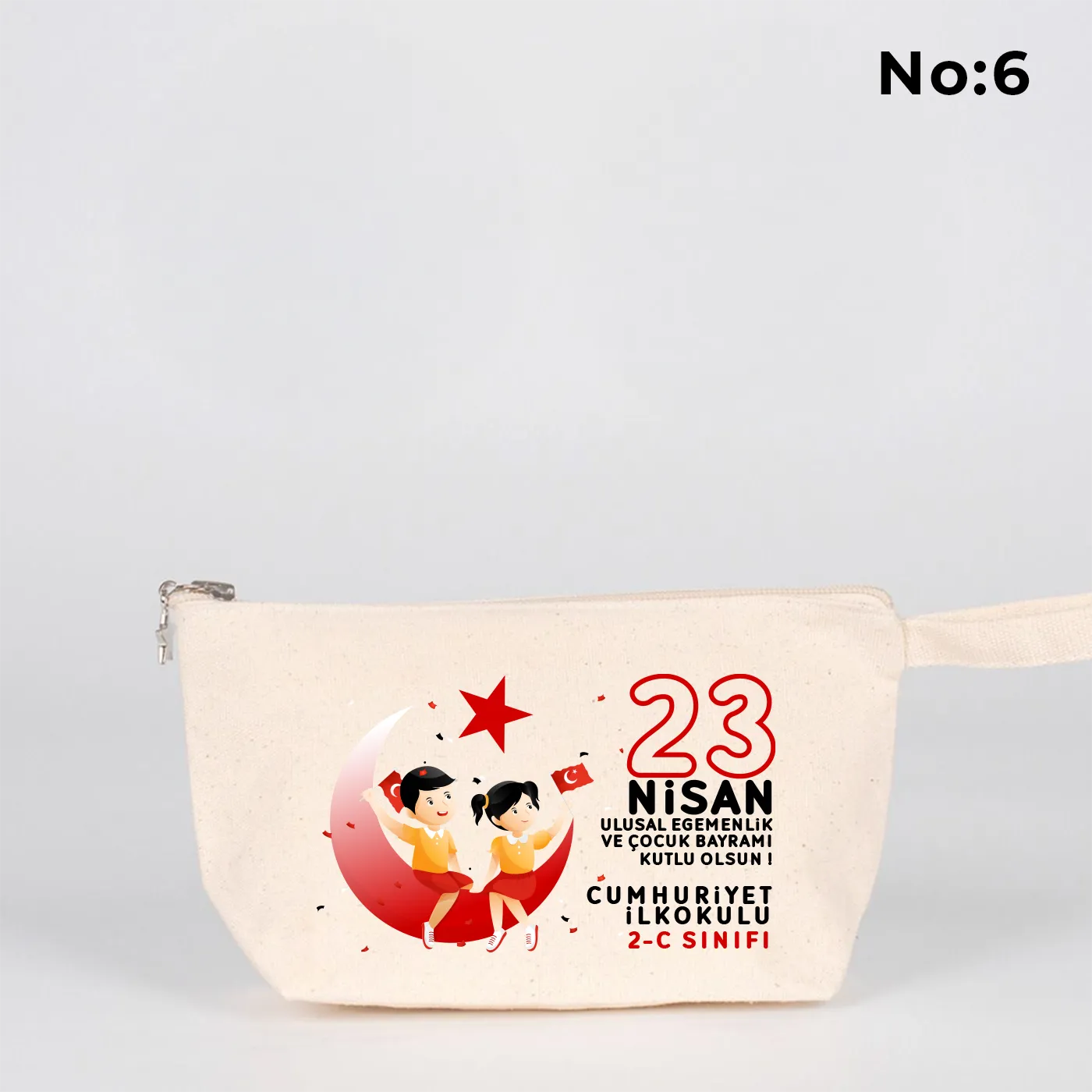 22x12x5 cm krem renkli fermuarlı kumaş kalemlik üzerinde yıldız fermuar ucu detayı, dünya figürü, renkli çocuk silüetleri ve “23 Nisan Ulusal Egemenlik ve Çocuk Bayramı Kutlu Olsun” yazılı baskı